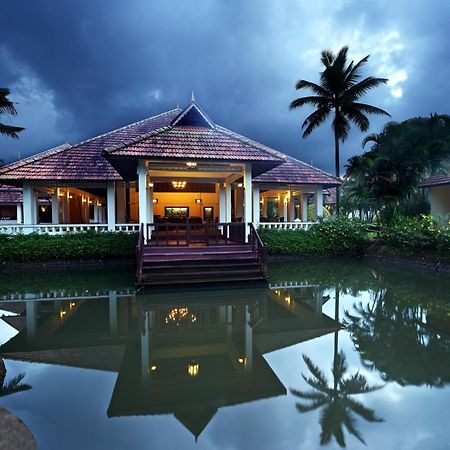 Abad Whispering Palms Hotel Kumarakom Exterior photo