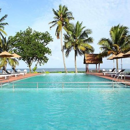 Abad Whispering Palms Hotel Kumarakom Exterior photo