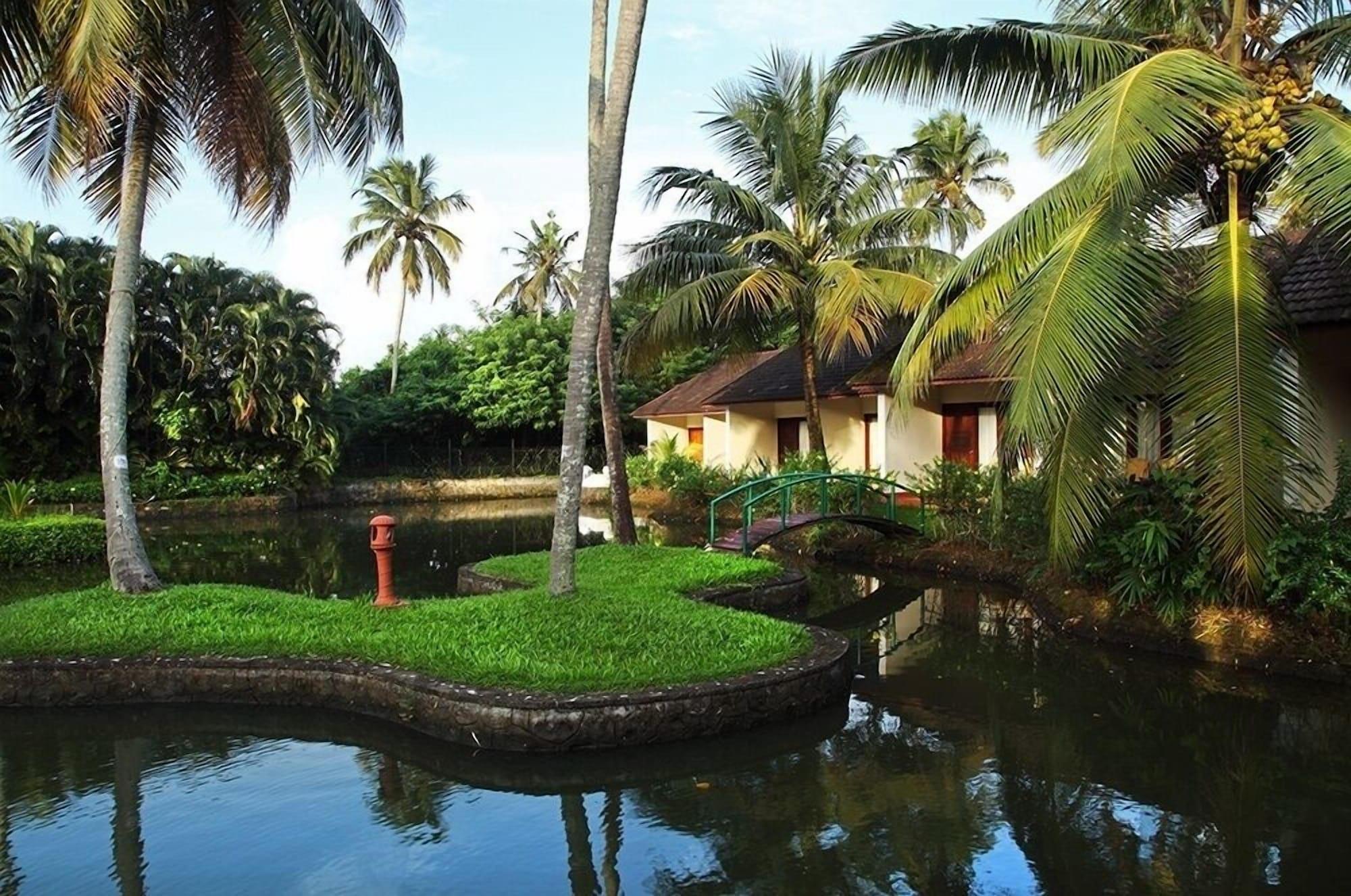 Abad Whispering Palms Hotel Kumarakom Exterior photo