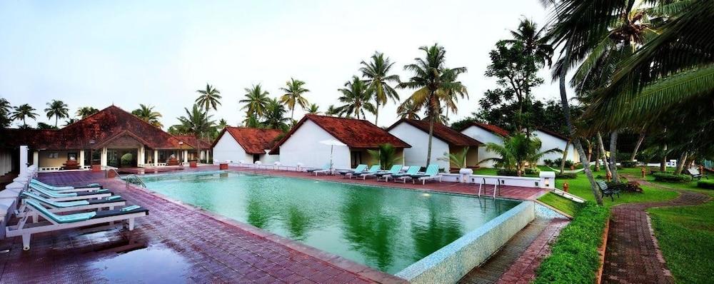 Abad Whispering Palms Hotel Kumarakom Exterior photo