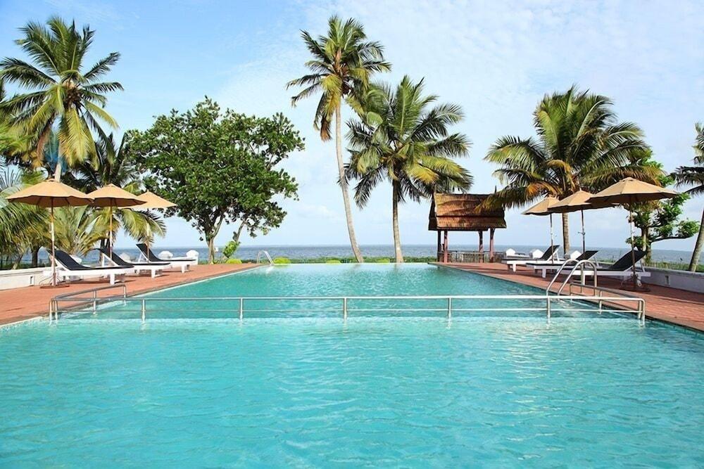 Abad Whispering Palms Hotel Kumarakom Exterior photo