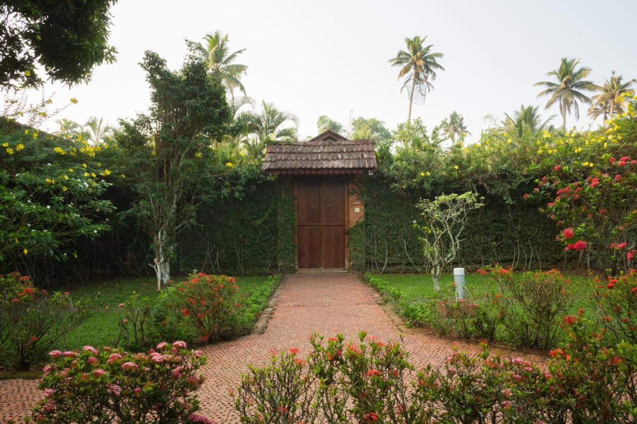 Abad Whispering Palms Hotel Kumarakom Exterior photo