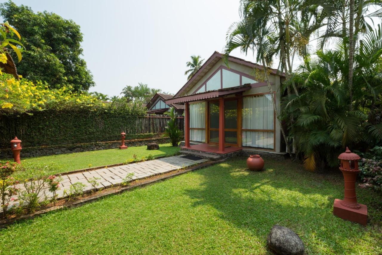 Abad Whispering Palms Hotel Kumarakom Exterior photo