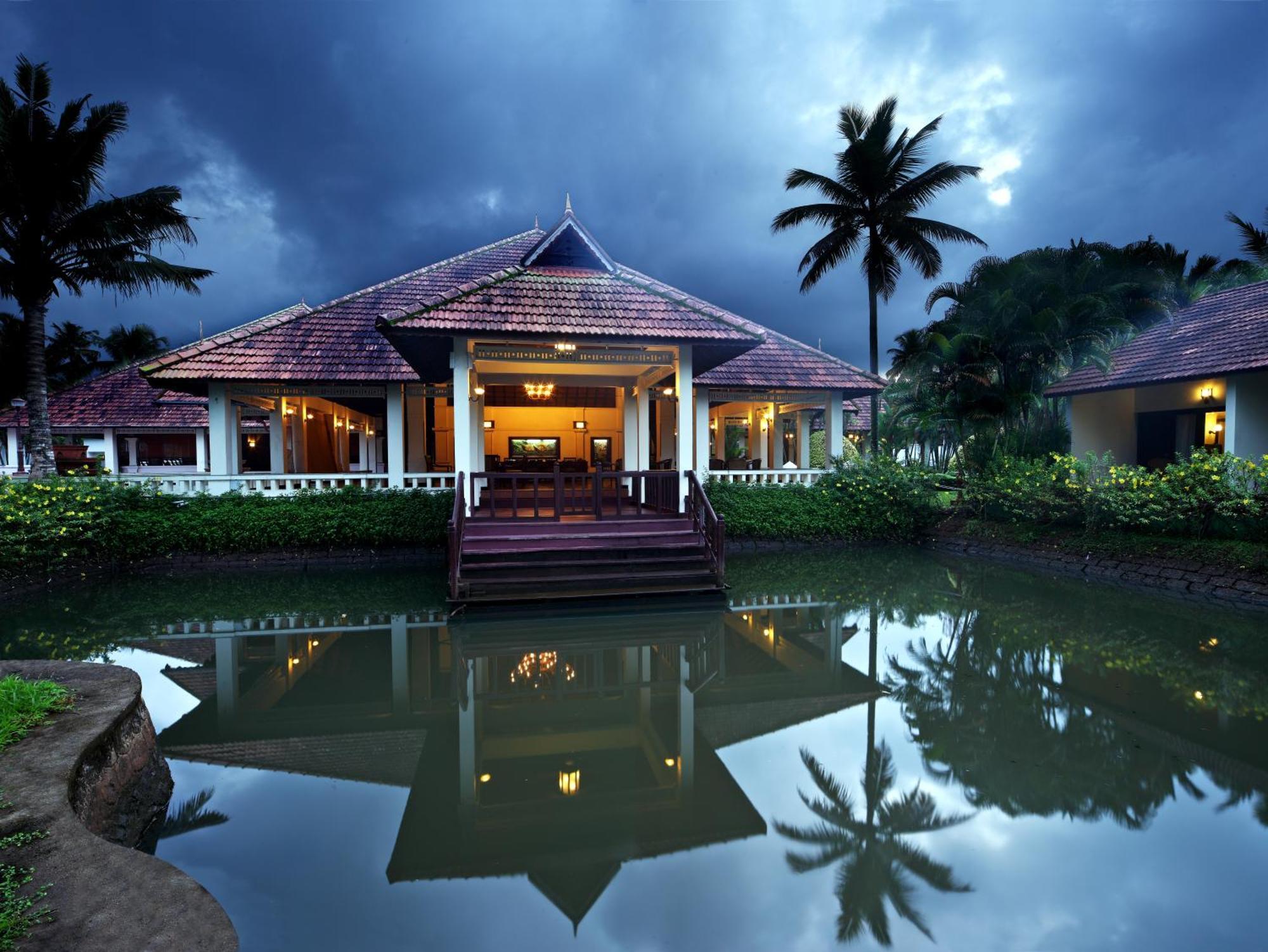 Abad Whispering Palms Hotel Kumarakom Exterior photo