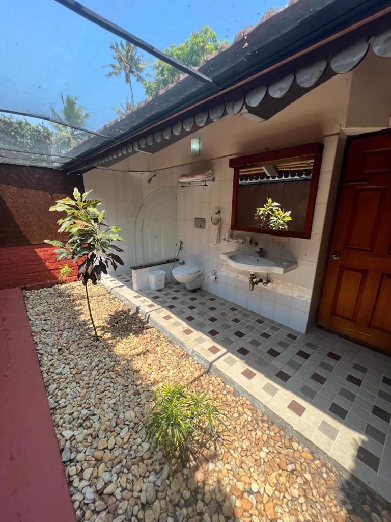 Abad Whispering Palms Hotel Kumarakom Exterior photo