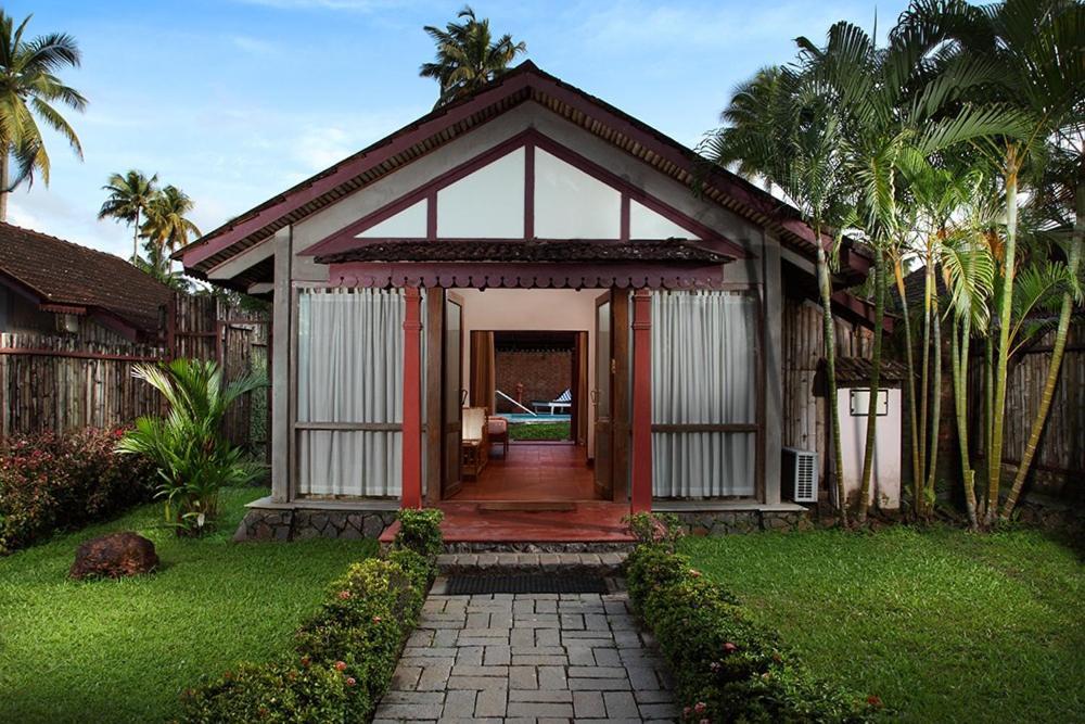 Abad Whispering Palms Hotel Kumarakom Exterior photo