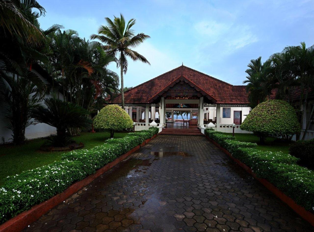 Abad Whispering Palms Hotel Kumarakom Exterior photo