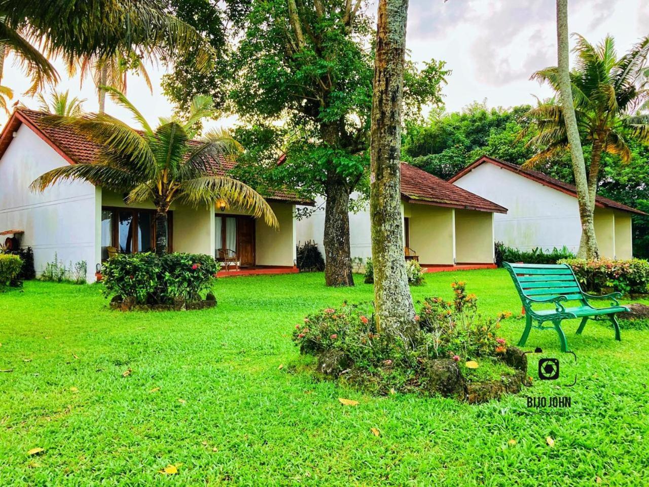 Abad Whispering Palms Hotel Kumarakom Exterior photo