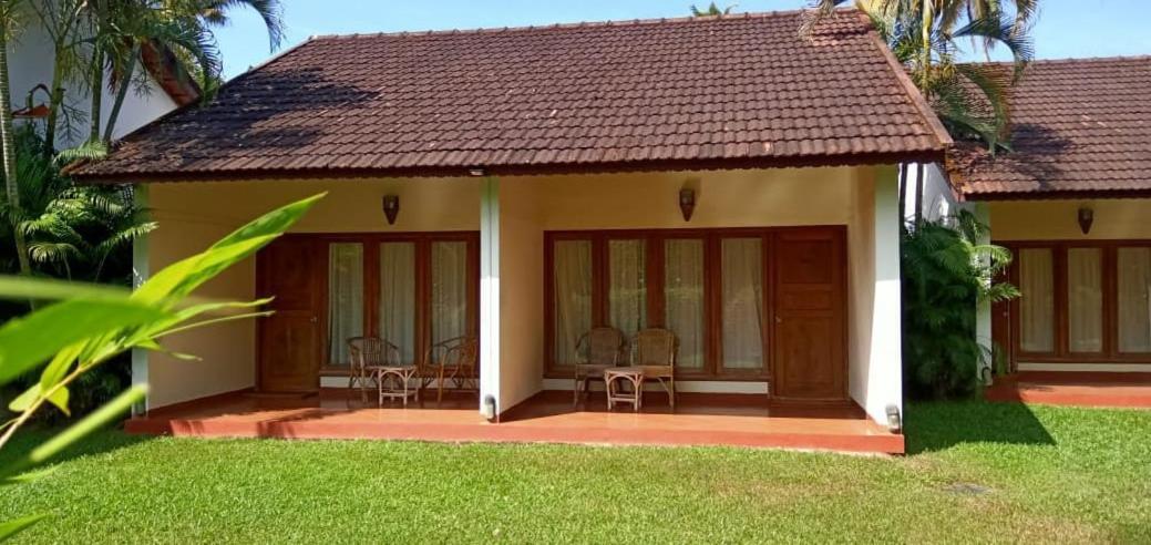 Abad Whispering Palms Hotel Kumarakom Exterior photo