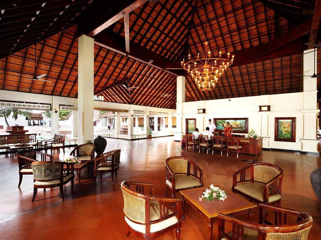 Abad Whispering Palms Hotel Kumarakom Exterior photo