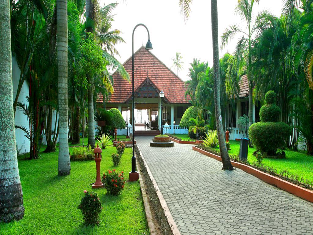 Abad Whispering Palms Hotel Kumarakom Exterior photo