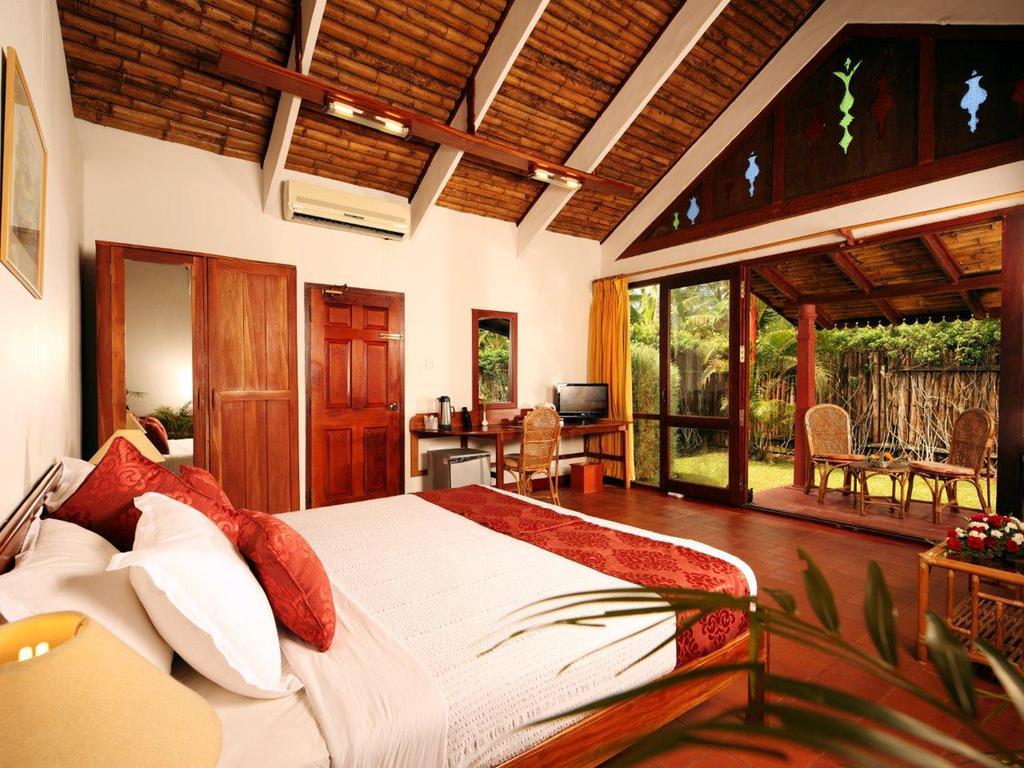 Abad Whispering Palms Hotel Kumarakom Exterior photo