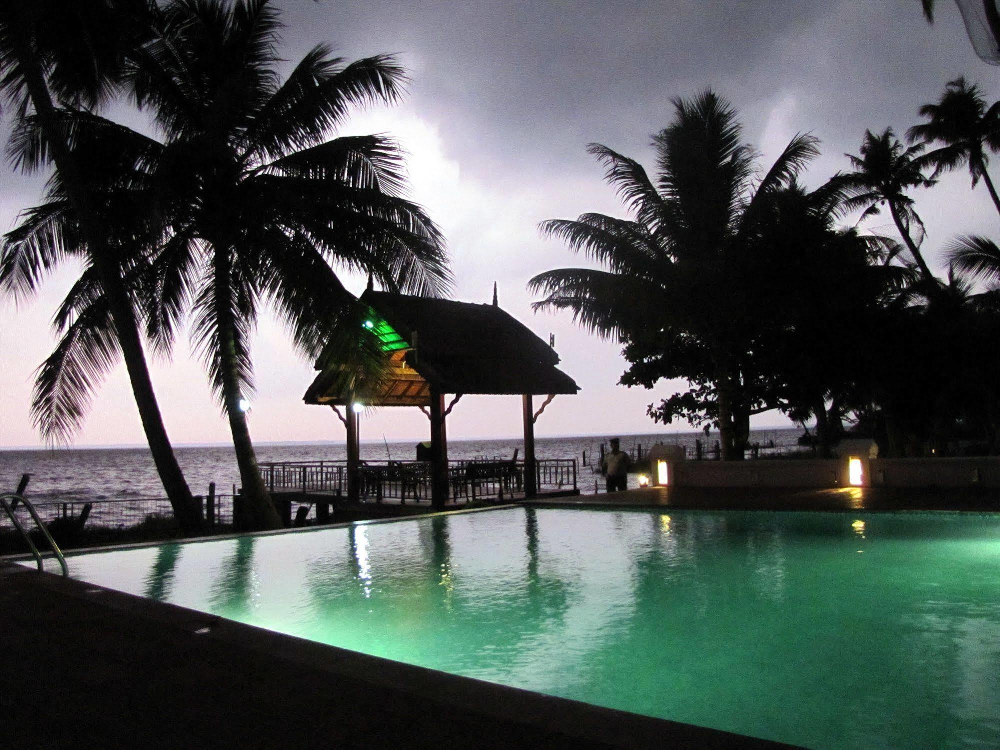 Abad Whispering Palms Hotel Kumarakom Exterior photo