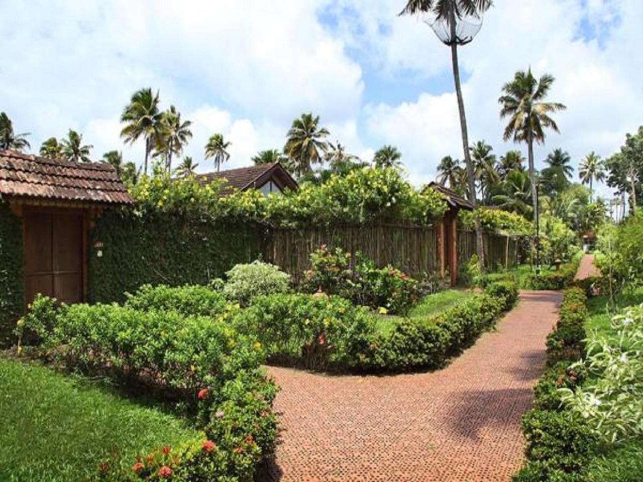 Abad Whispering Palms Hotel Kumarakom Exterior photo