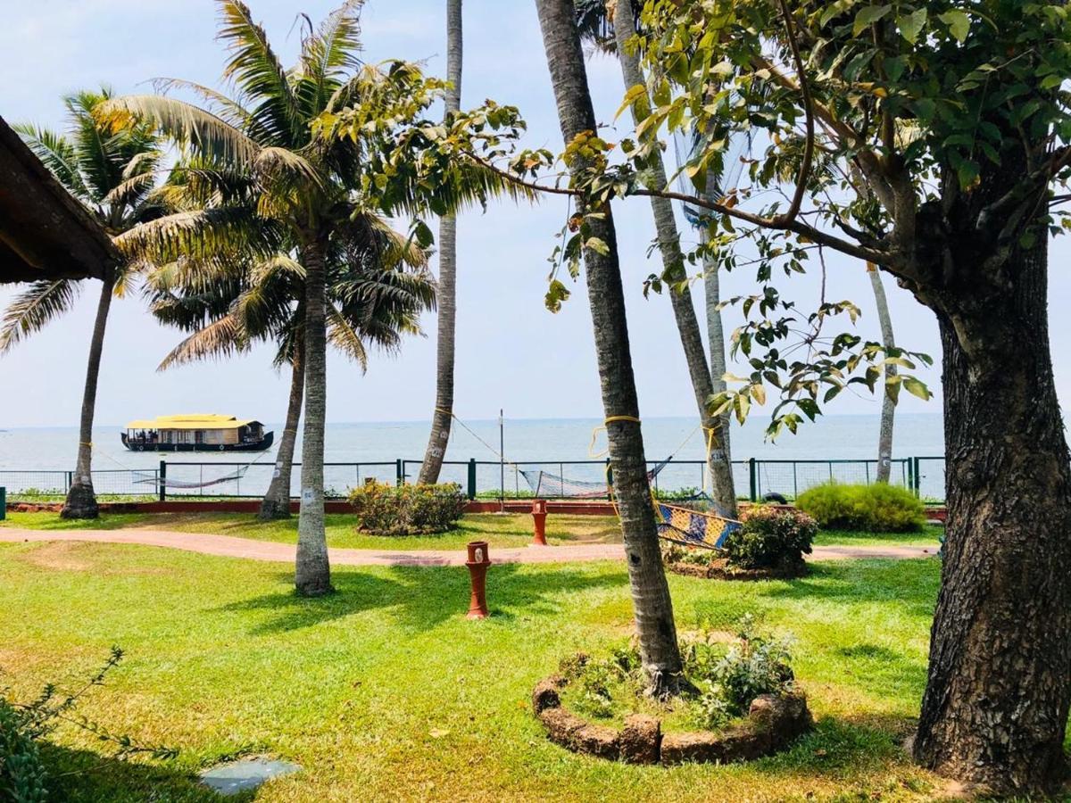 Abad Whispering Palms Hotel Kumarakom Exterior photo